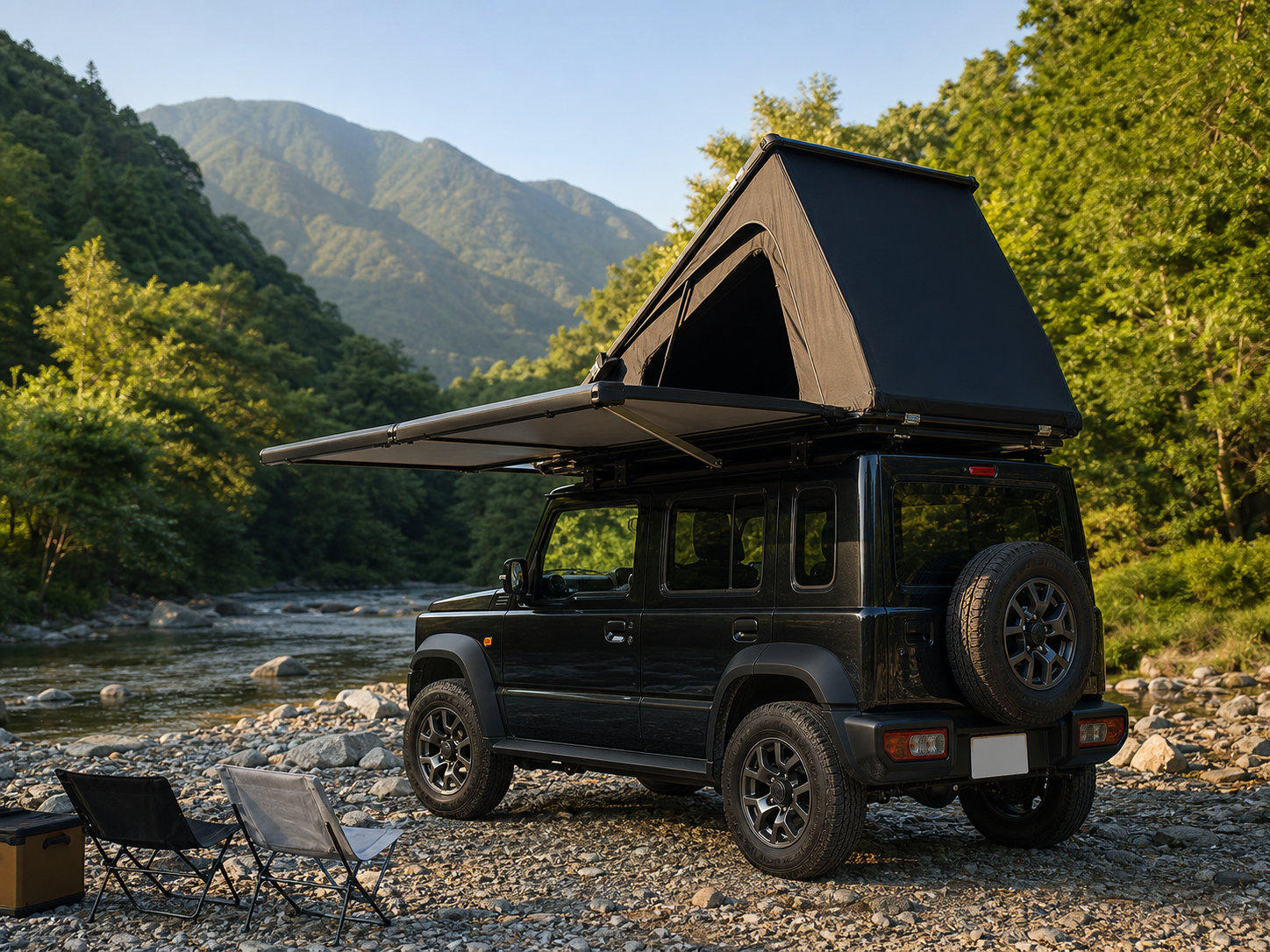 山あいの川辺に停めた黒い四輪駆動車の後方45度