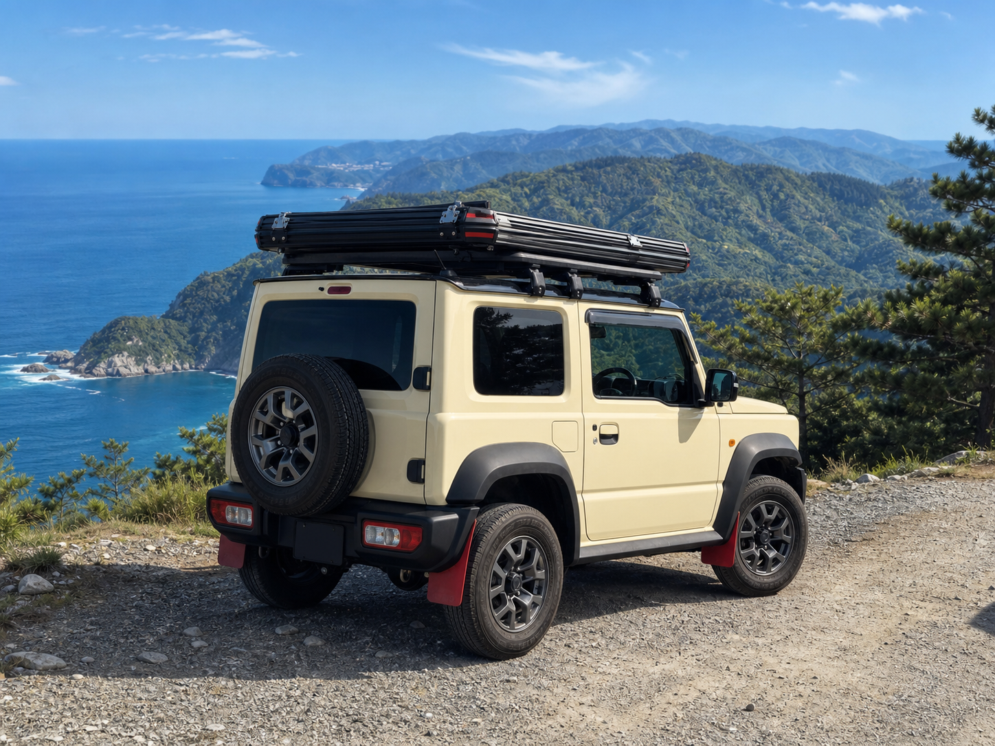 海を望む山道に停めたサンドベージュの四輪駆動車の後方45度
